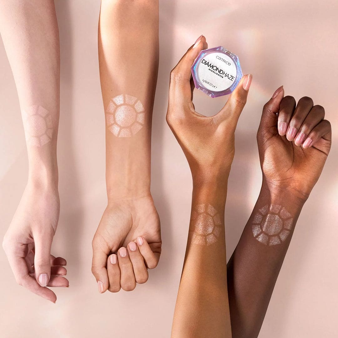 Catrice Diamond Haze Highlighter - 010 Gimme Glitter Highlighter - XOXO cosmetics