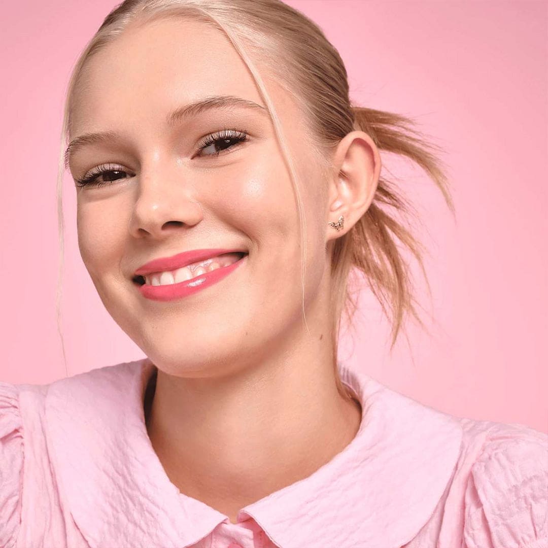 Essence Disney Alice In Wonderland Lip Balm Chain - 01 Late But Cute Lip Balm - XOXO cosmetics